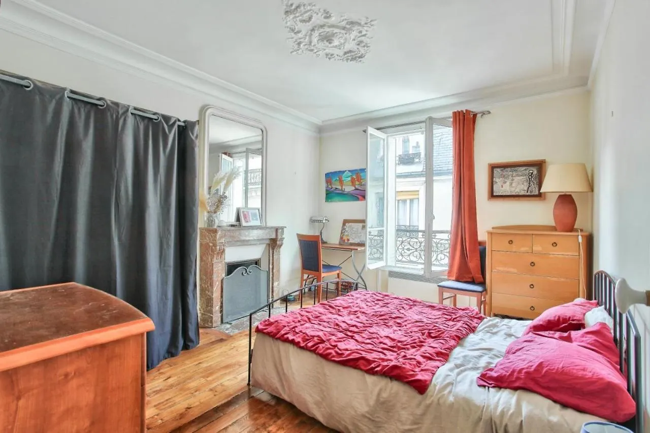 Old Apartment For 3 People In Place D'Italie 파리