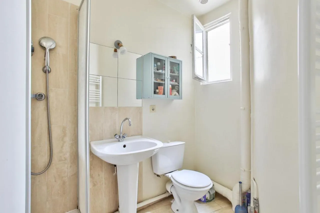 Old Apartment For 3 People In Place D'Italie 파리